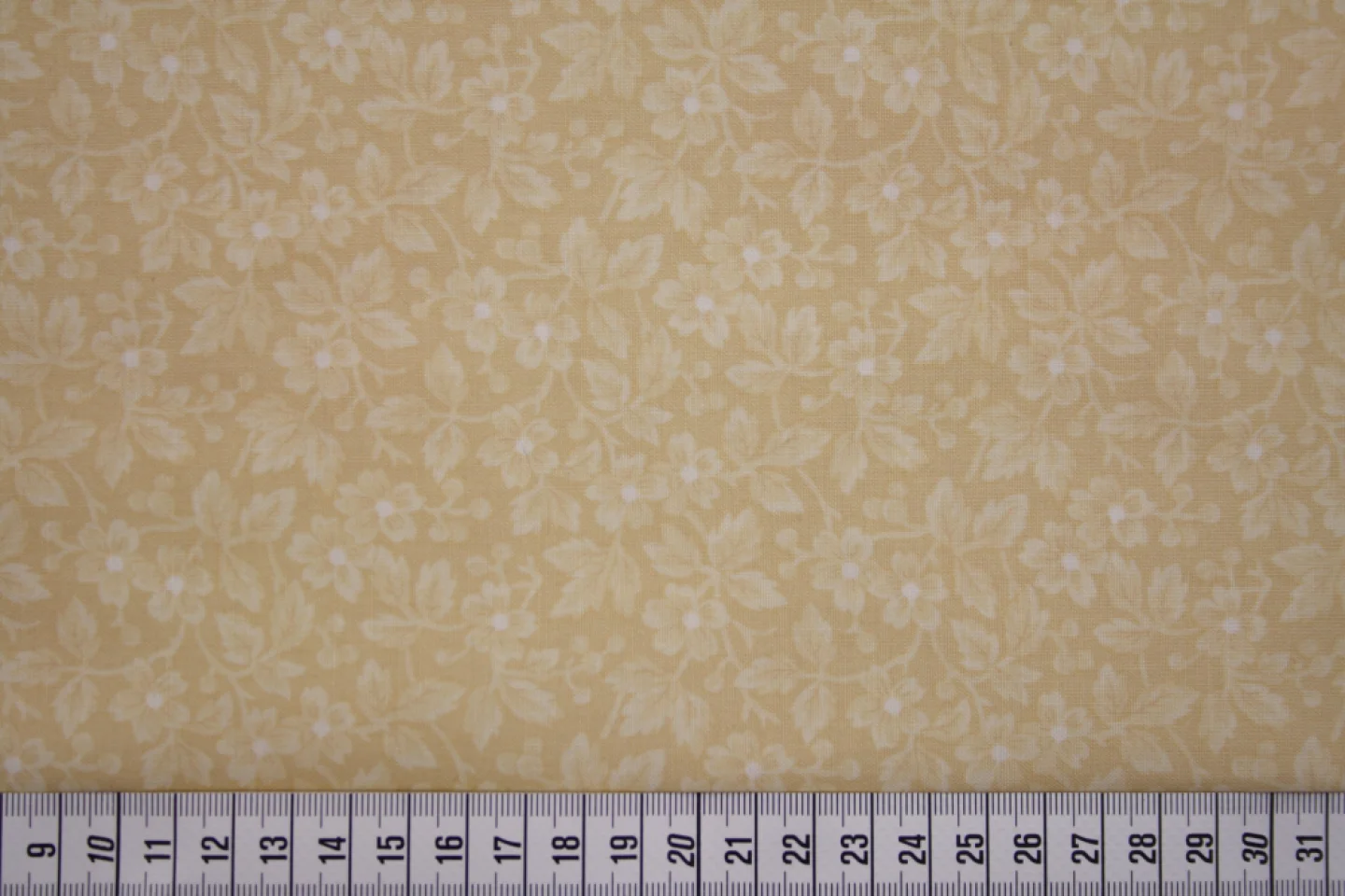 quiltstof-zandkleur-ecru-bloemetje-Maywo.