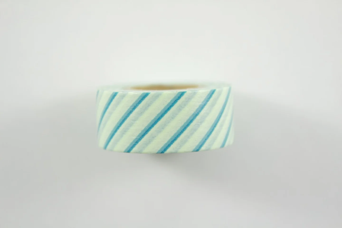 Washitape-ecru-blauw-schuin gestreept.