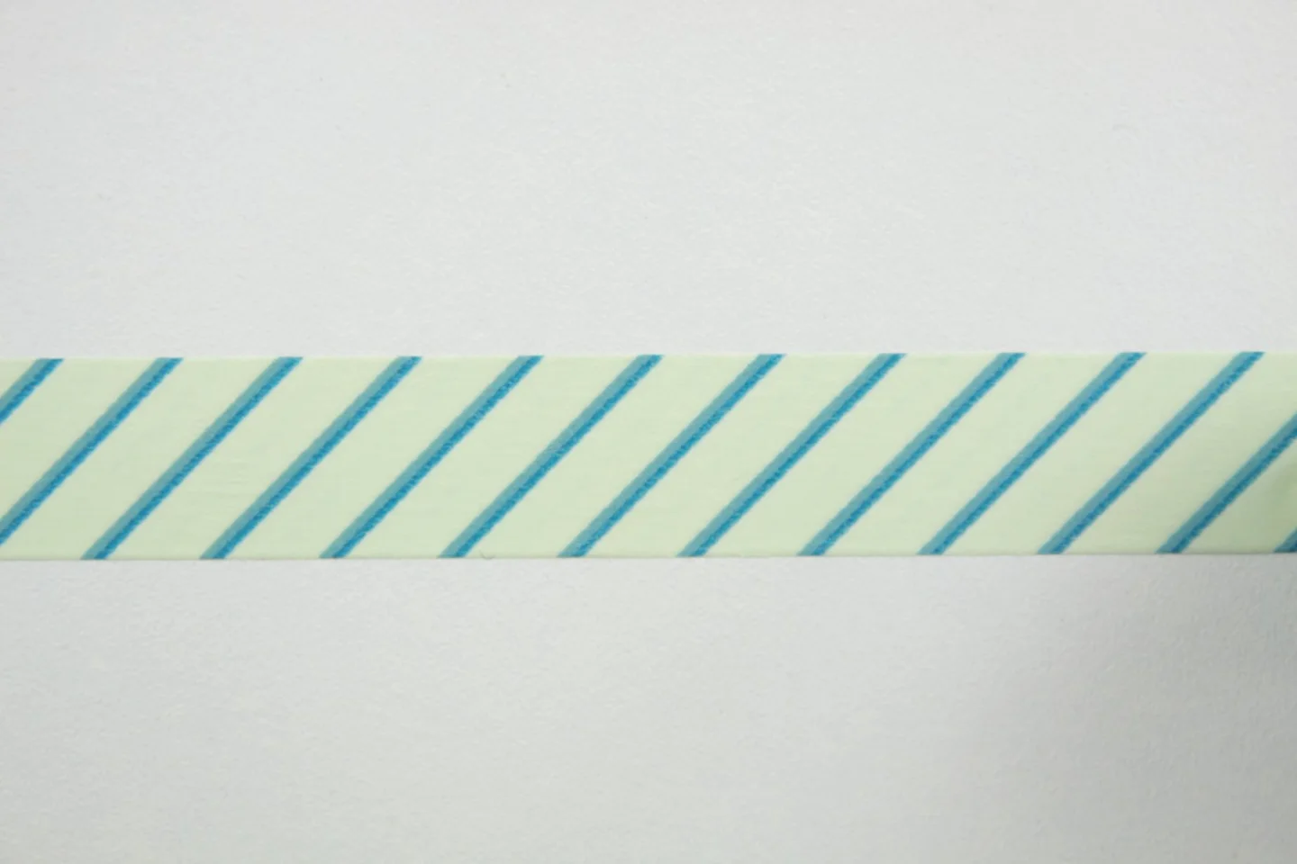 Washitape-ecru-blauw-schuin gestreept-2.