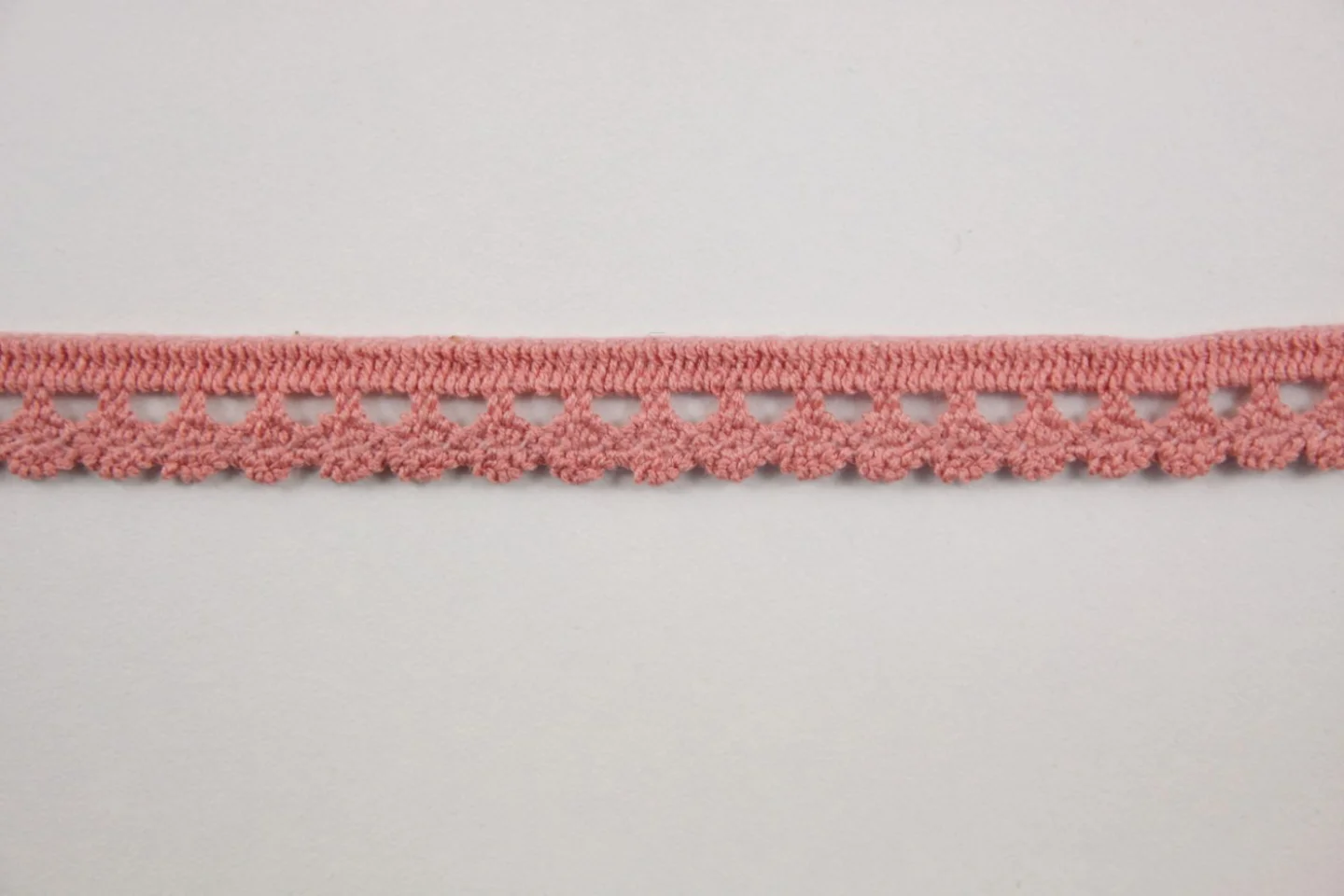 Antiek roze kantrandje-klein golfje.