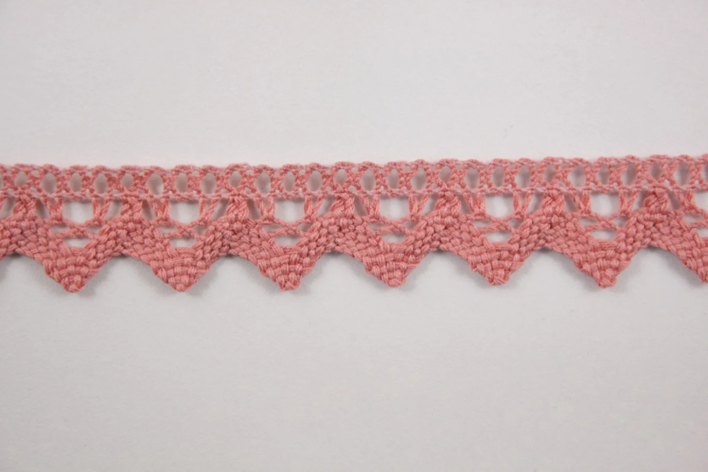 Antiek roze kanten randje-zigzag.