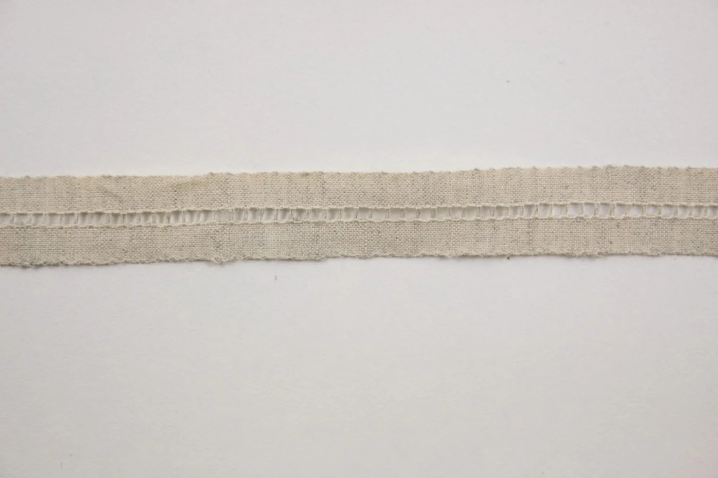 Beige band-linnen.
