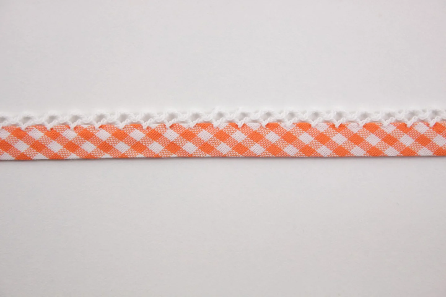 Oranje wit geruit biasbandje-met wit kan.