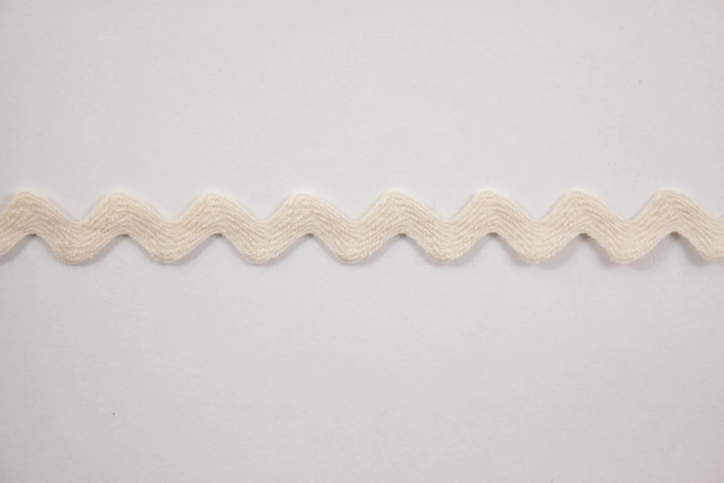 Ecru zigzagband-12,5 mm.