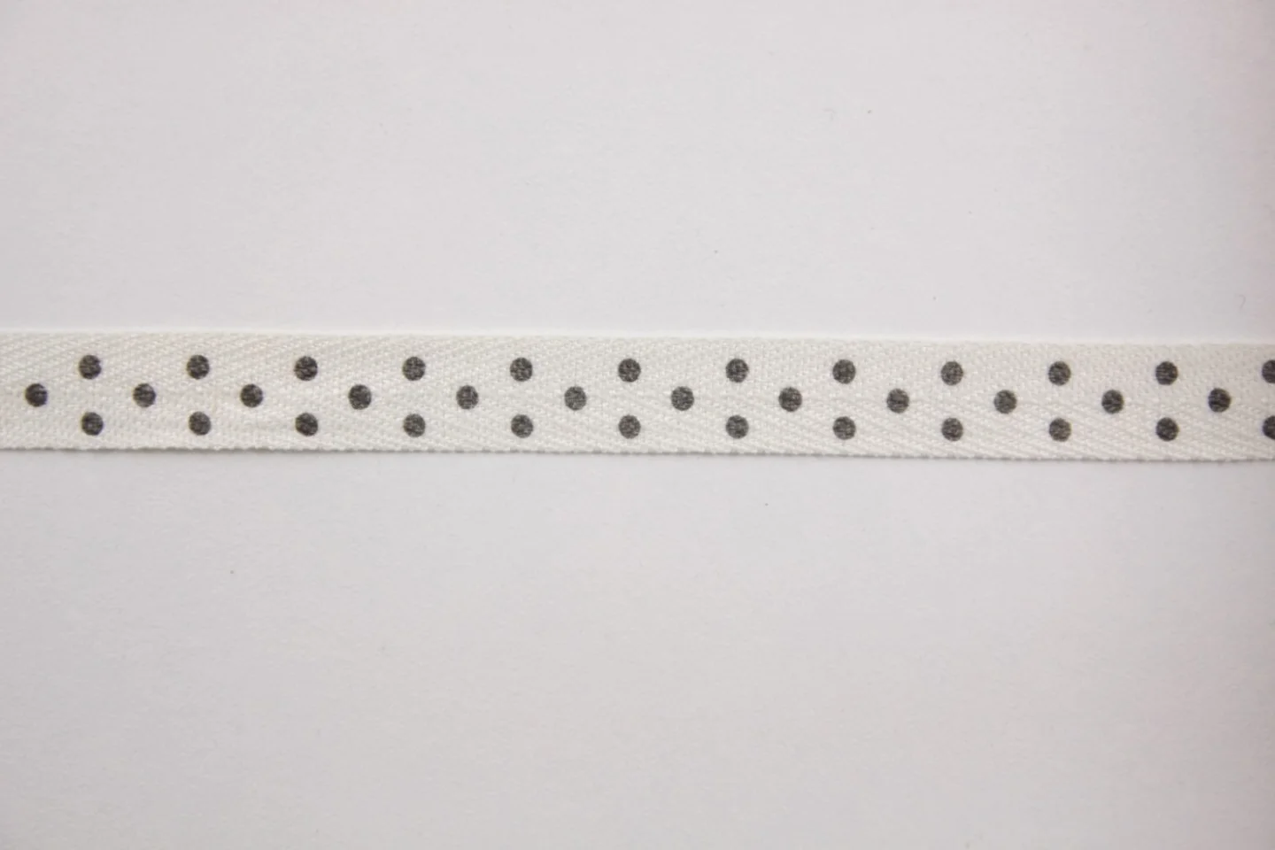 Ivoor-zwart stipje-10mm-katoen.