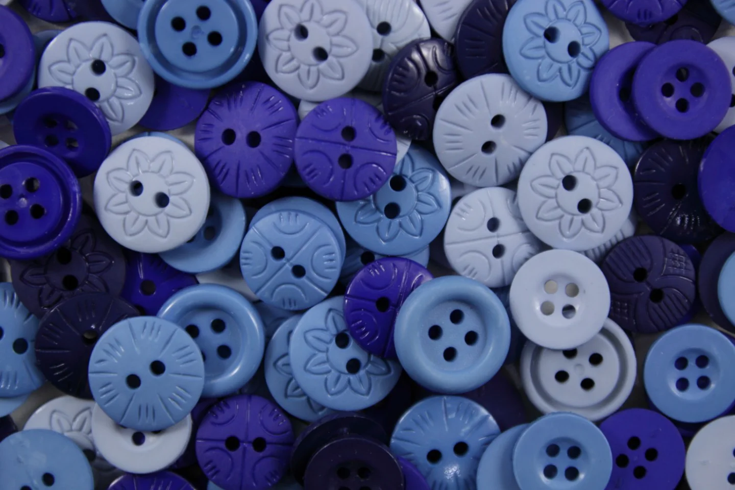 Sierknoopjes-4 tinten blauw-12 tot 15 mm.
