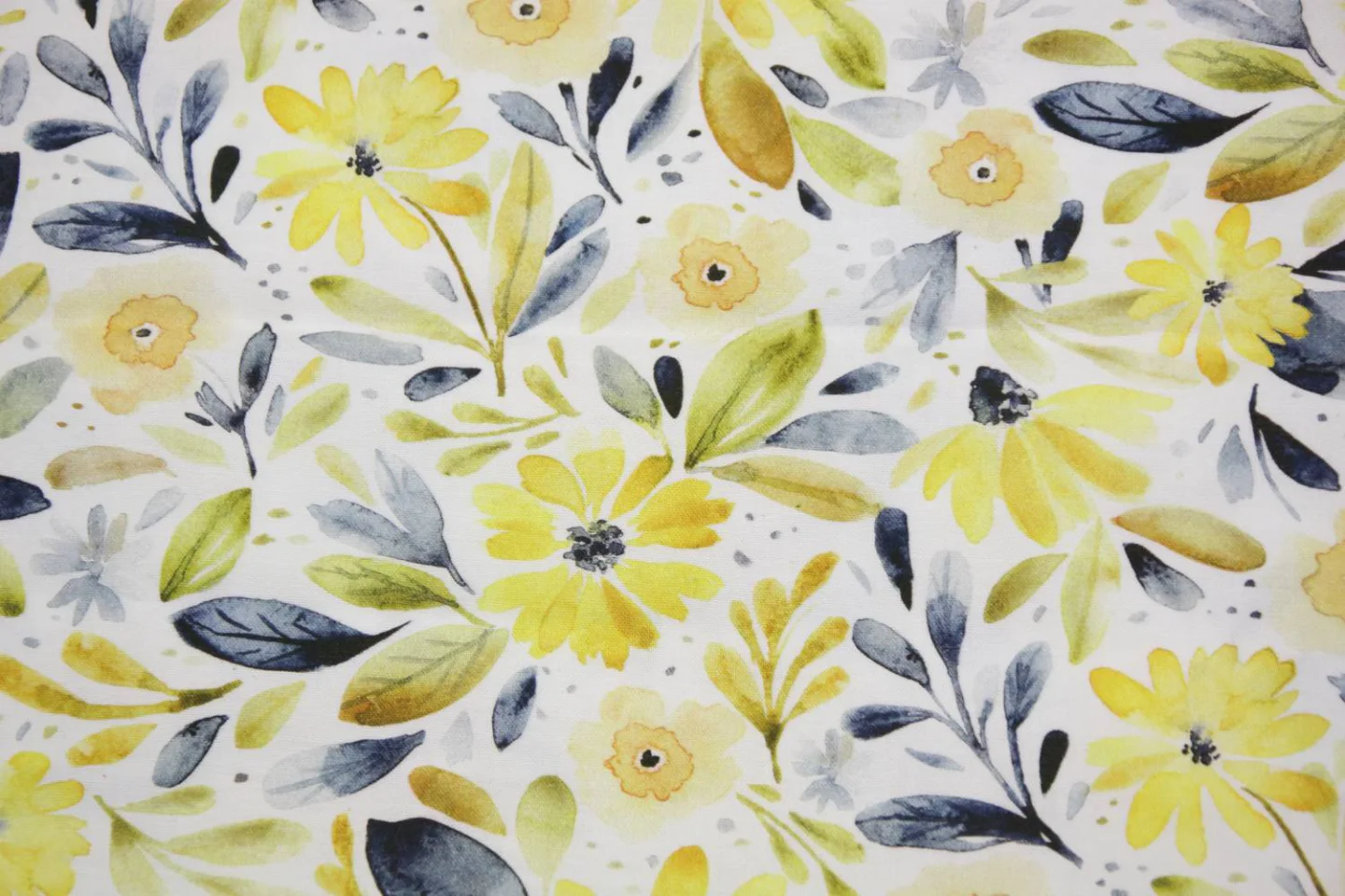 quiltstof-Ivoor met gele bloemen en blau.