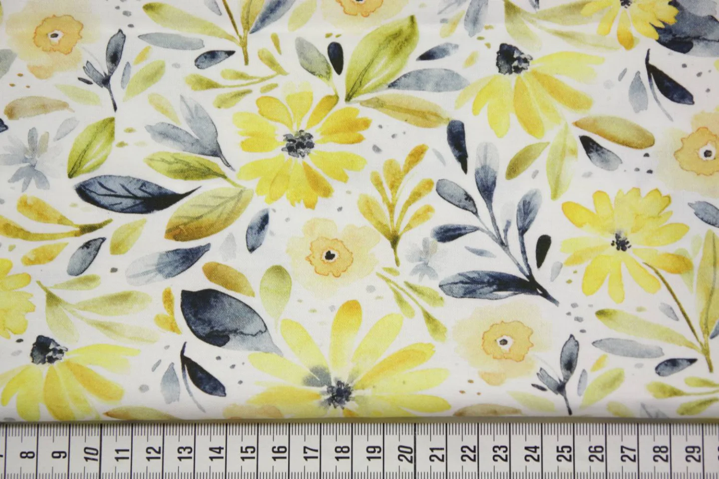 quiltstof-Ivoor met gele bloemen en blau.