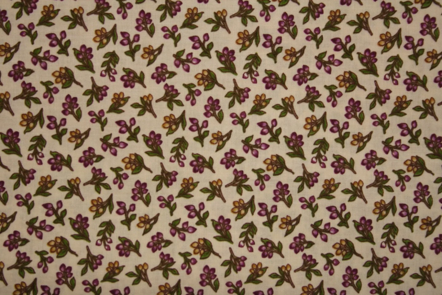 quiltstof-ecru-paars-bloemetje-Red Roost.