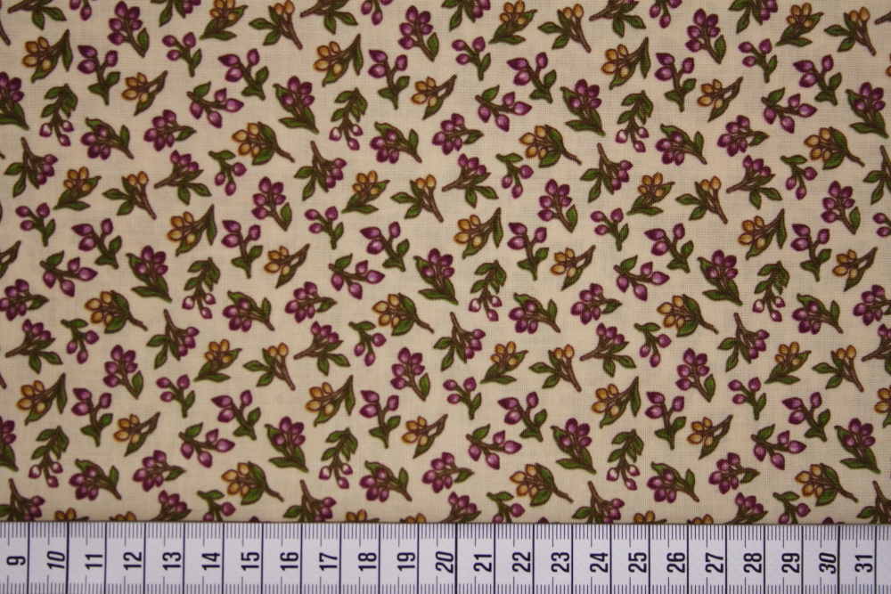 quiltstof-ecru-paars-bloemetje-Red Roost