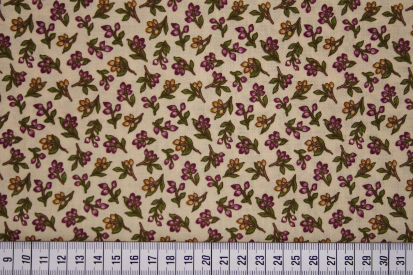 quiltstof-ecru-paars-bloemetje-Red Roost.