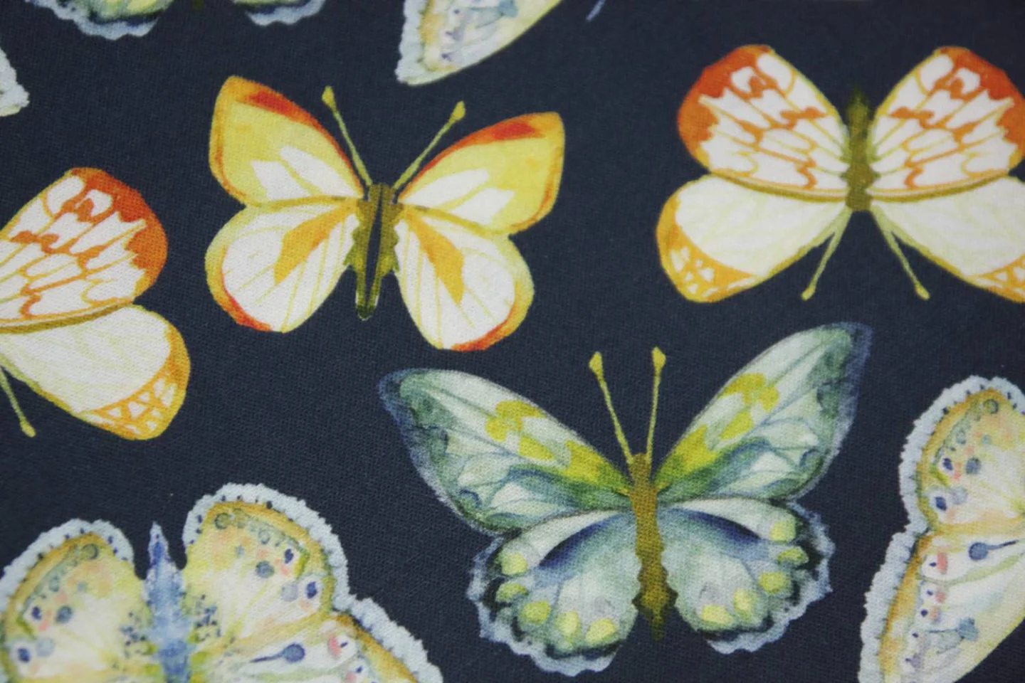 quiltstof-donkerblauw met vlinders in mu.