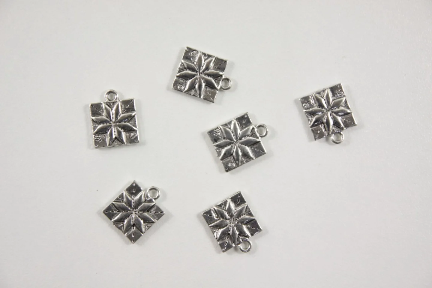 Charm-bedel-quiltblokje-ster-12x15 mm.