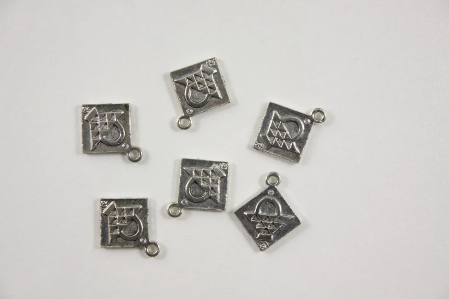 Charm-bedel-quiltblokje-basket-12x12 mm.