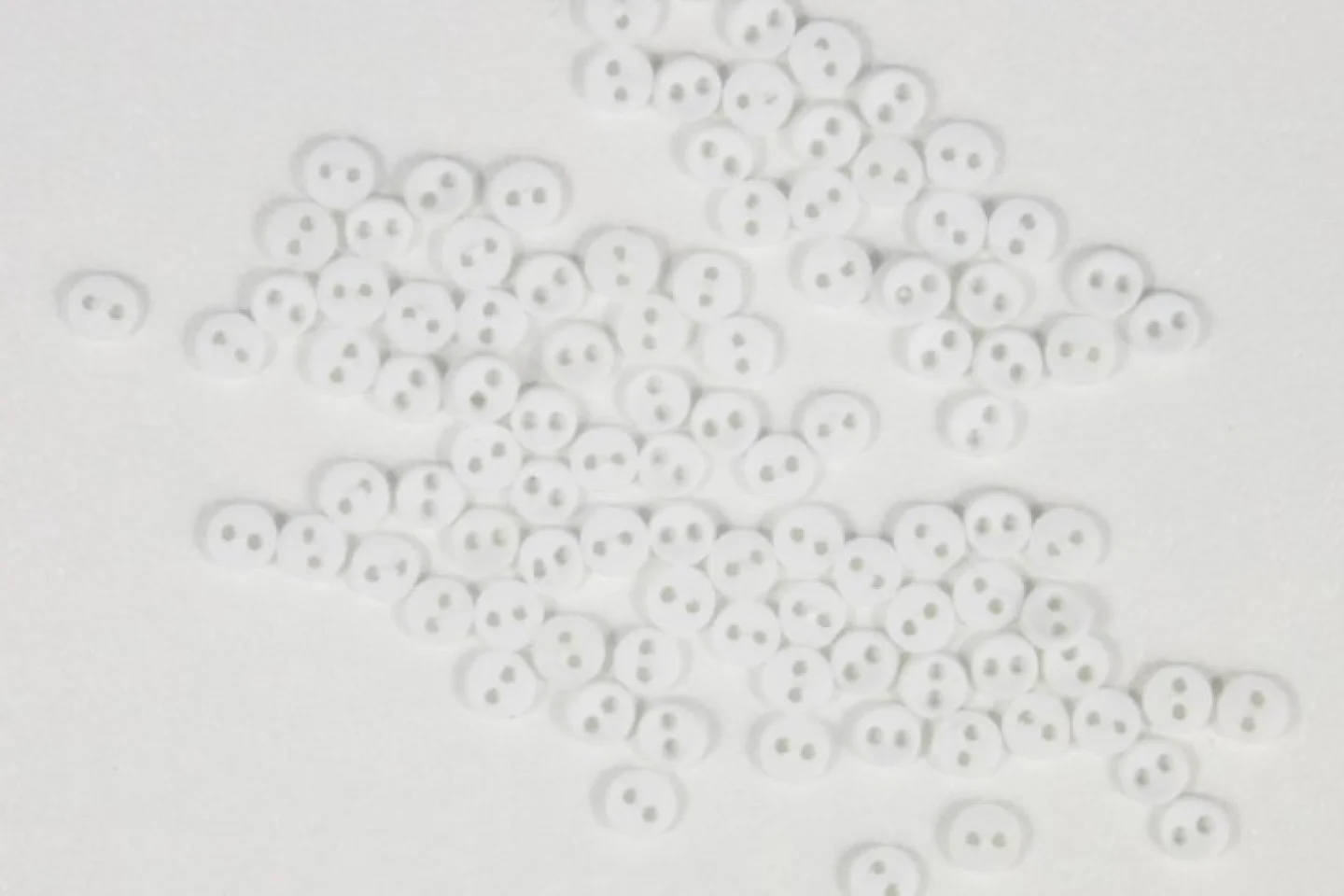 Mini knoopjes-wit-5mm-2 gaatjes.