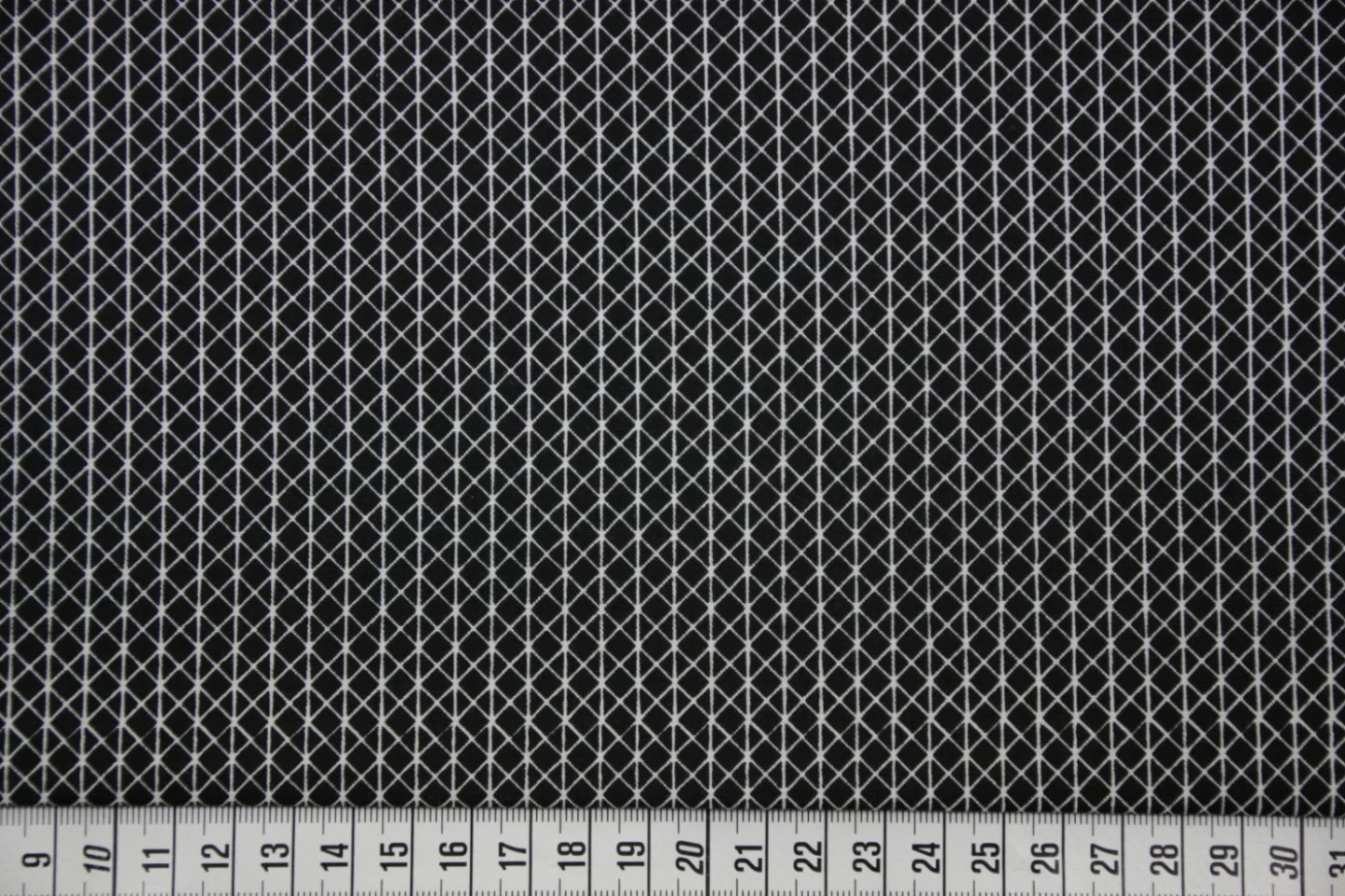 quiltstof-zwart-witte schuine ruitjes-Co.