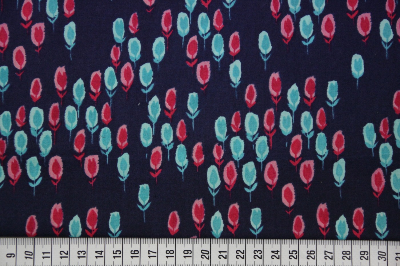 quiltstof-marine-roze en aquablauwe bloe