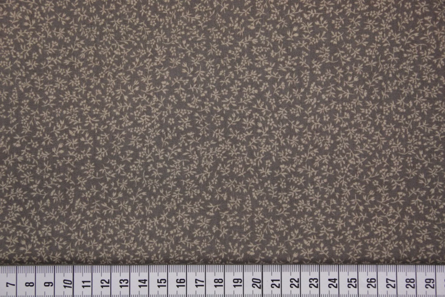 quiltstof-donker taupe-ecru takje-Red Ro.