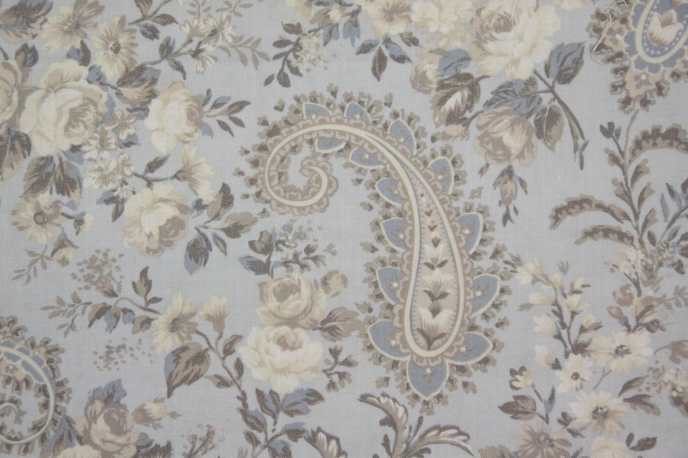 quiltstof-lichtblauw-taupe-ivoor-pasley-