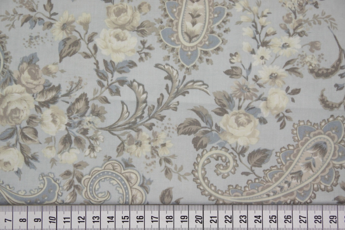 quiltstof-lichtblauw-taupe-ivoor-pasley-