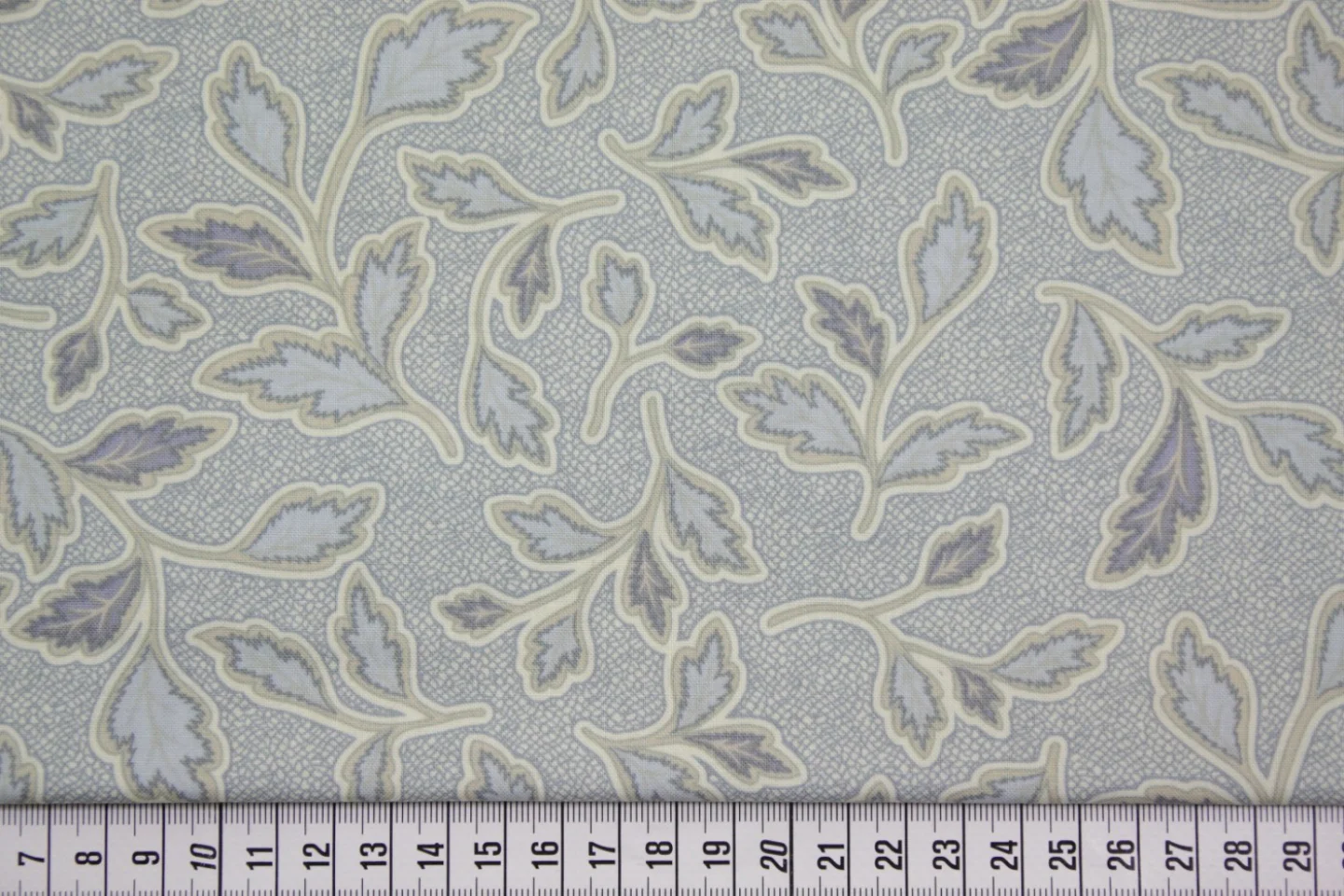 quiltstof-art deco-ecru-blauw-bladeren o.