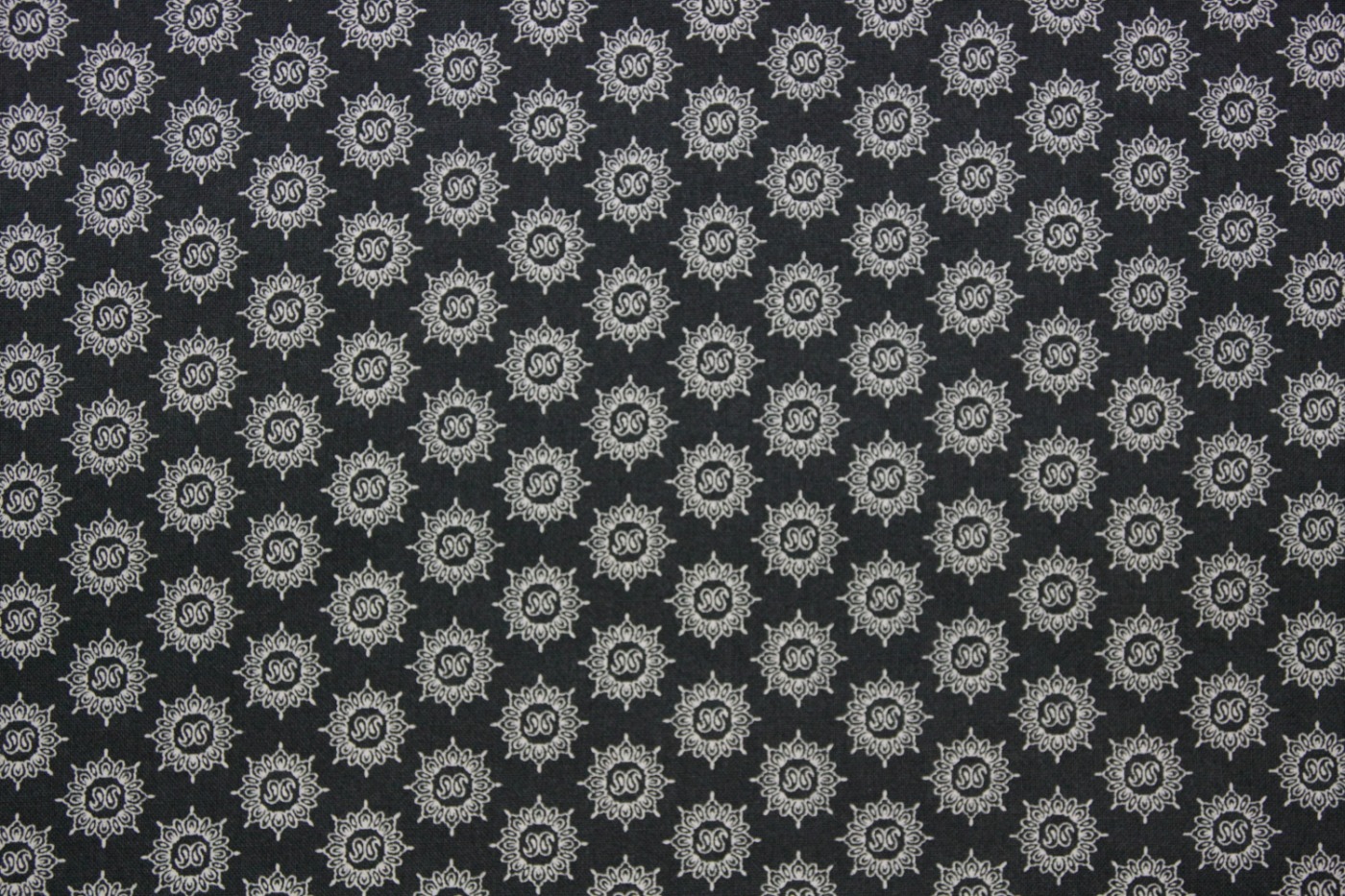 quiltstof donker blauwgrijs-witte bloem-