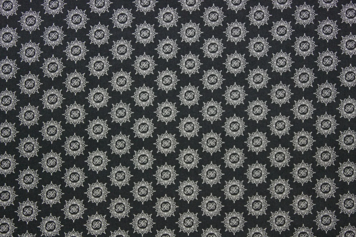 quiltstof donker blauwgrijs-witte bloem-.