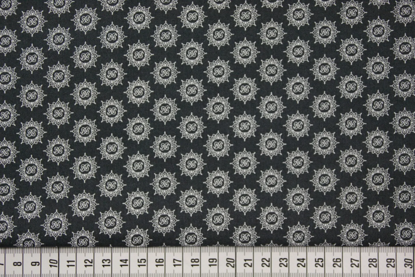 quiltstof donker blauwgrijs-witte bloem-.