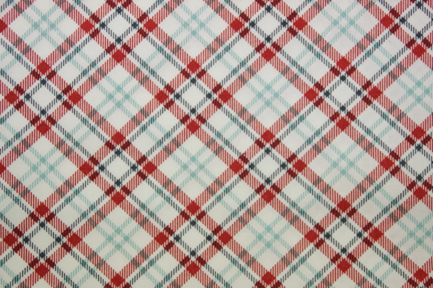 quiltstof-ivoor-rood met aquablauwe schu.