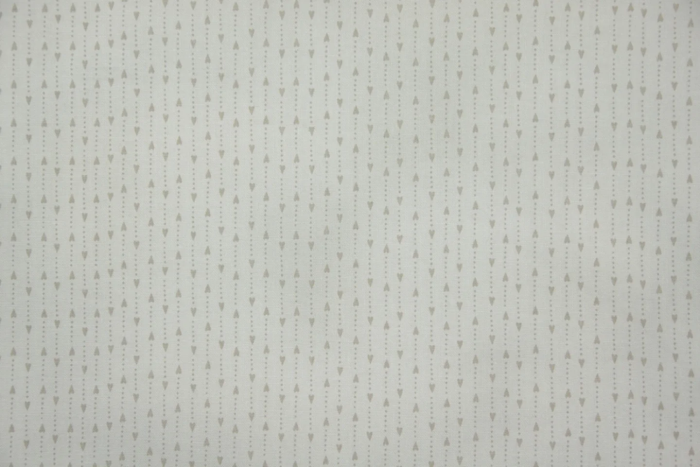 lichtgrijs-taupe stippellijn met hartjes.