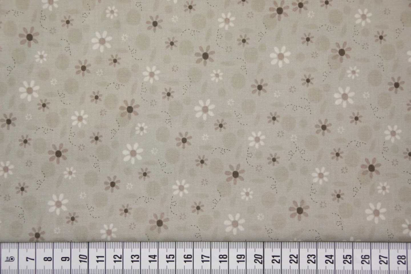 quiltstof-grijs-taupe en ivoor bloempjes.