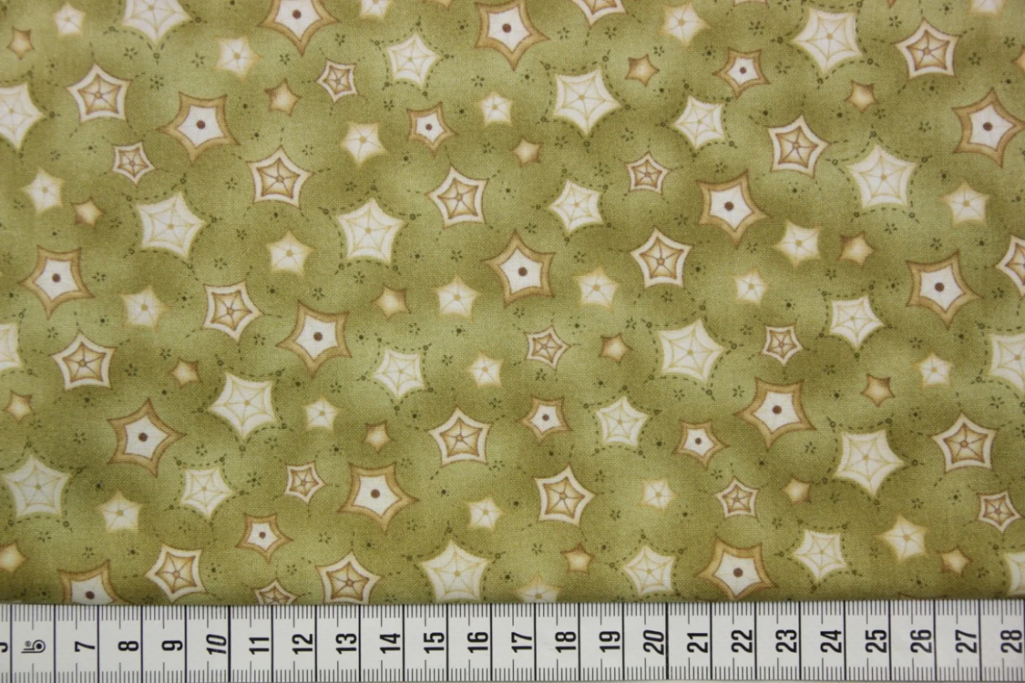 quiltstof-olijfgroen-zandkleurig spinnew.