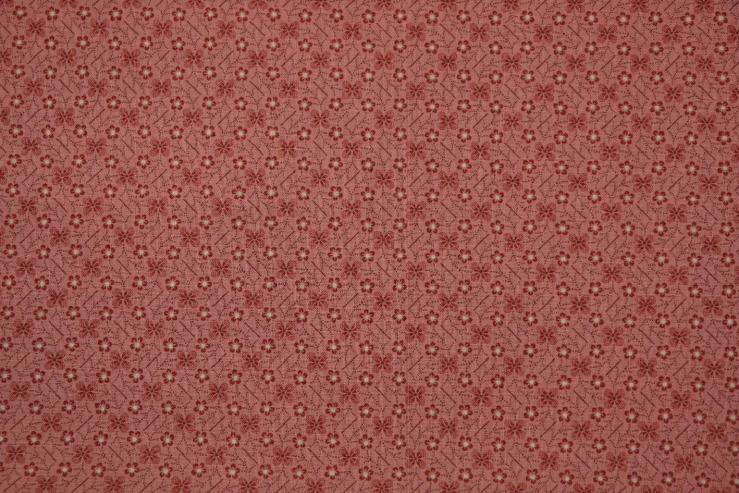 quiltstof-warmroze-bloemmotief in ruitje.