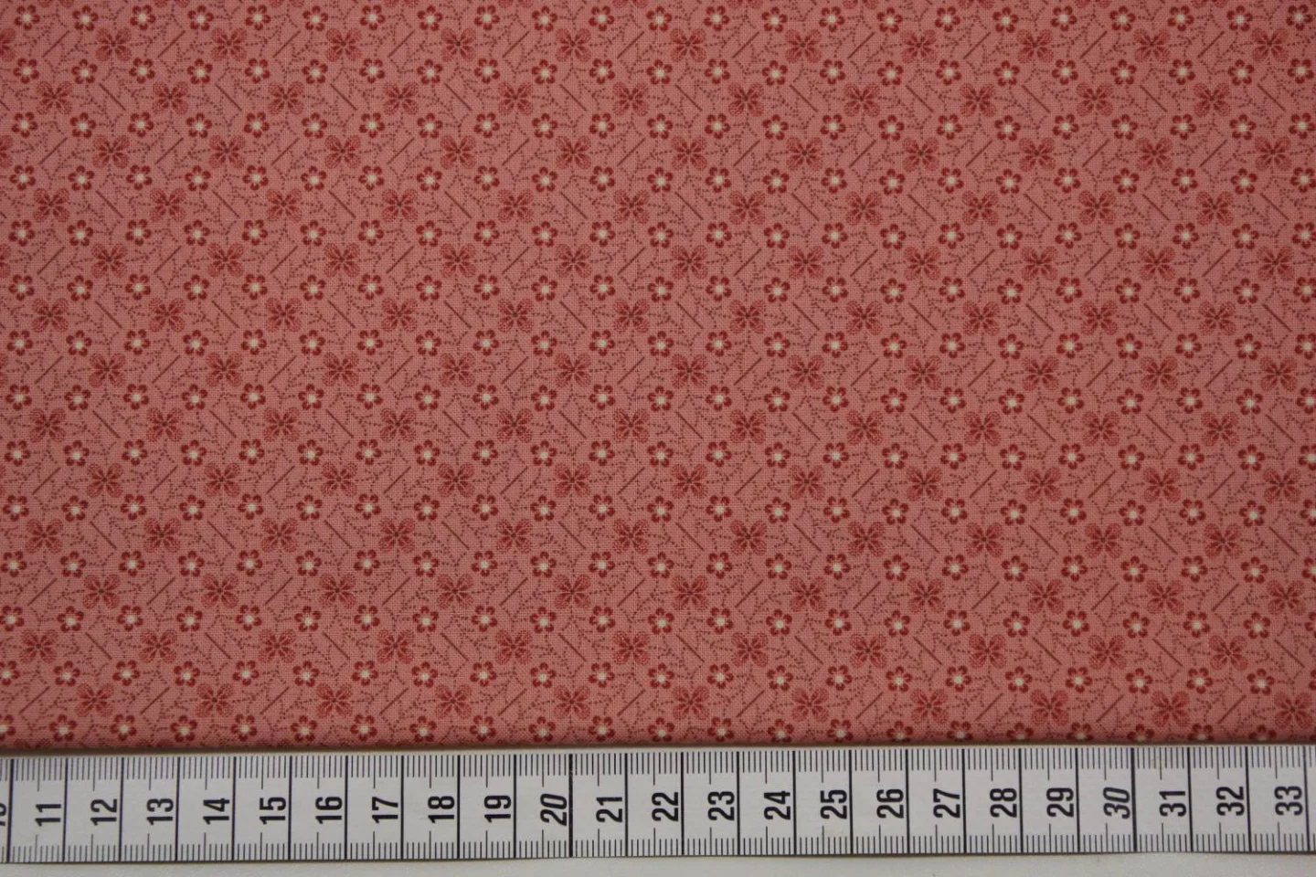 quiltstof-warmroze-bloemmotief in ruitje.