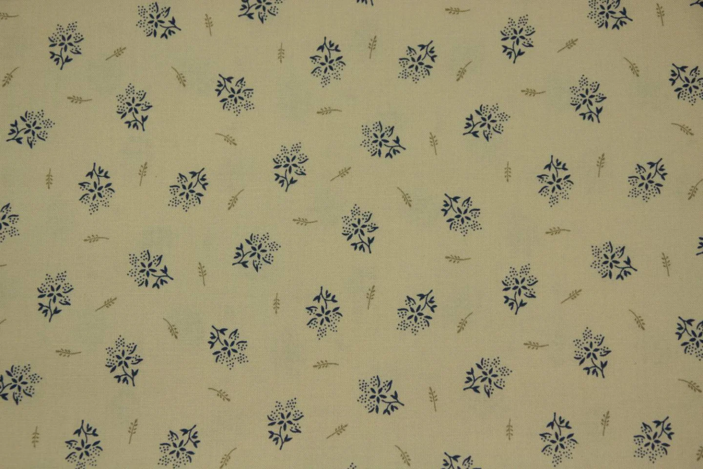 quiltstof-ecru-donkerblauw bloementakje-.