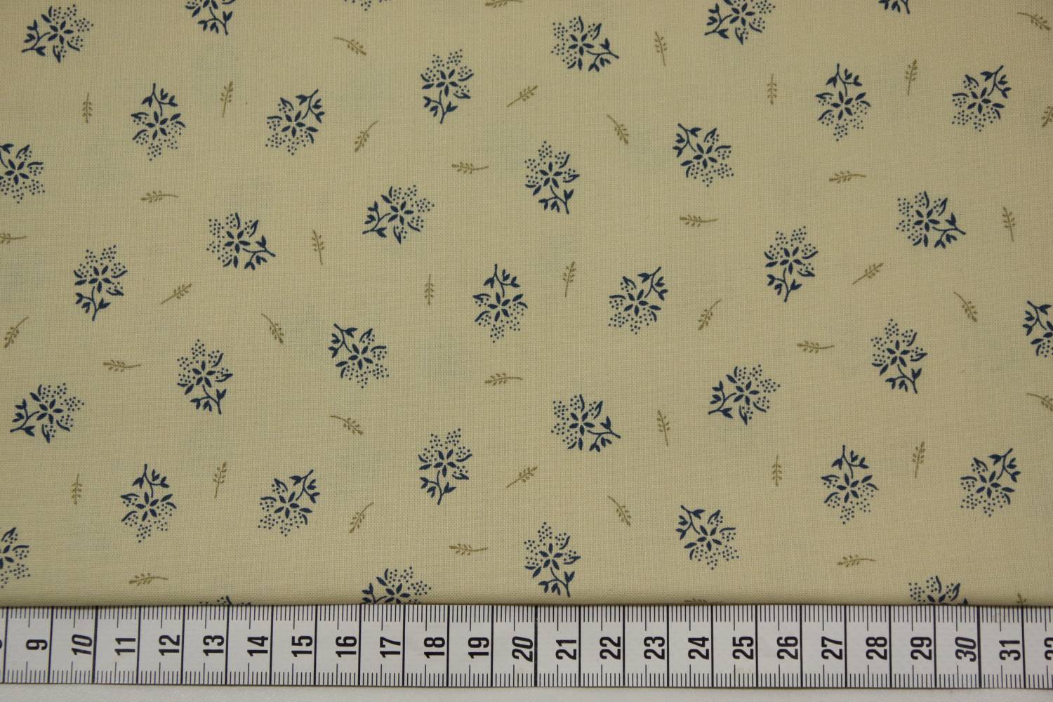 quiltstof-ecru-donkerblauw bloementakje-