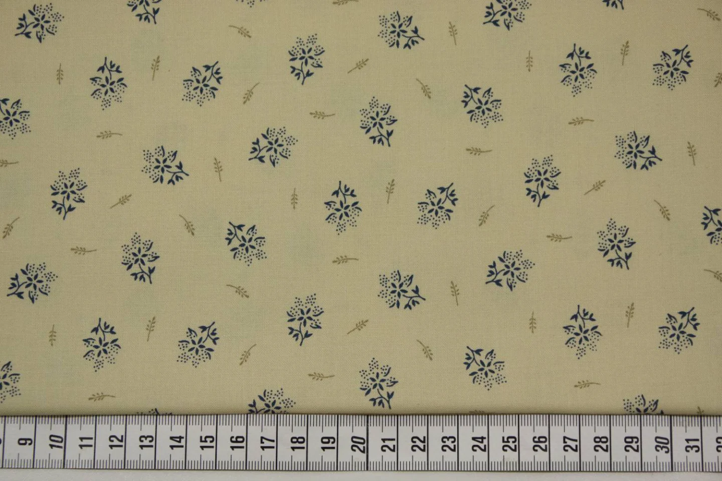 quiltstof-ecru-donkerblauw bloementakje-.