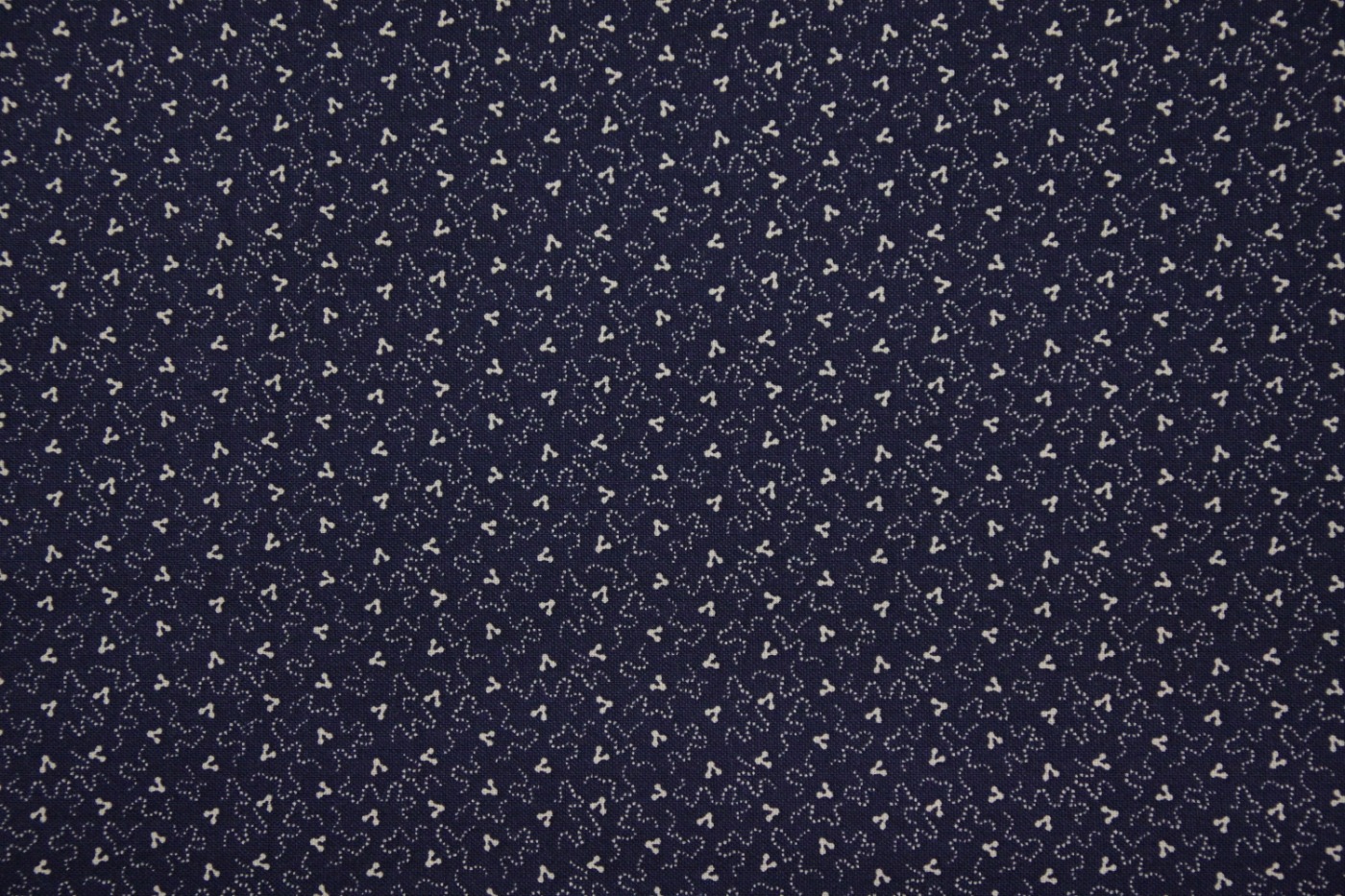 quiltstof-marineblauw-ecru gebogen lijn