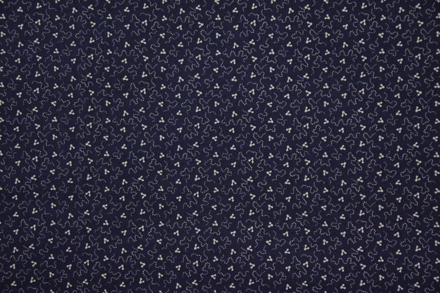 quiltstof-marineblauw-ecru gebogen lijn.