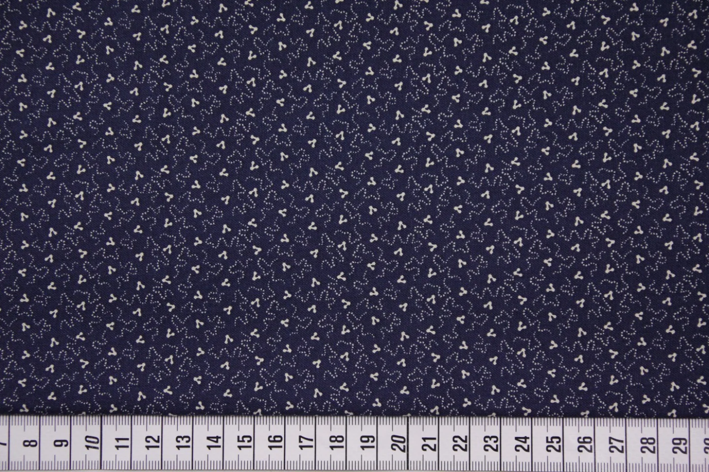 quiltstof-marineblauw-ecru gebogen lijn.