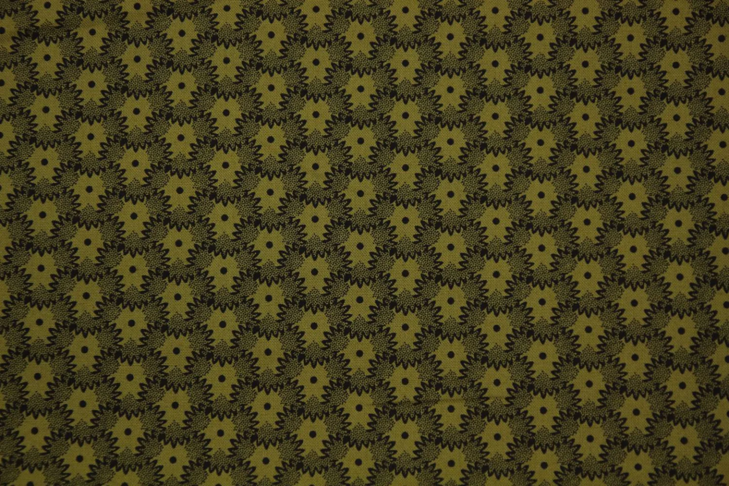 quiltstof-olijfgroen-zwarte stip en zigz.
