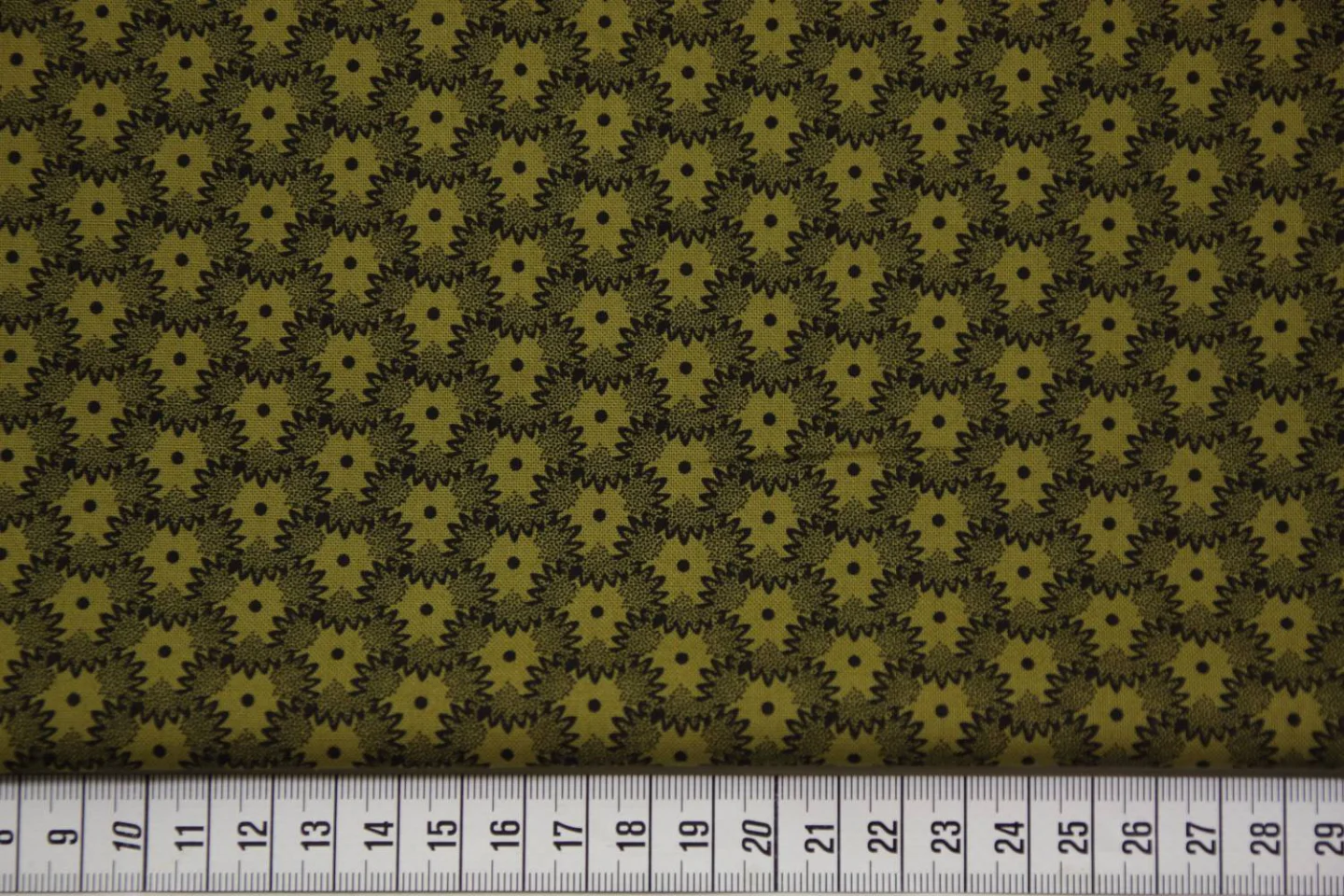 quiltstof-olijfgroen-zwarte stip en zigz.