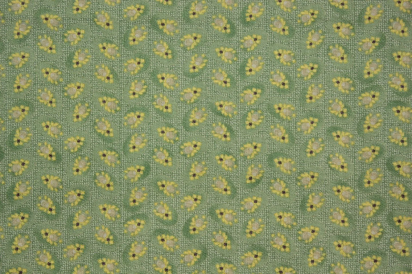 quiltstof-groen-geel met beige ovaal pat.