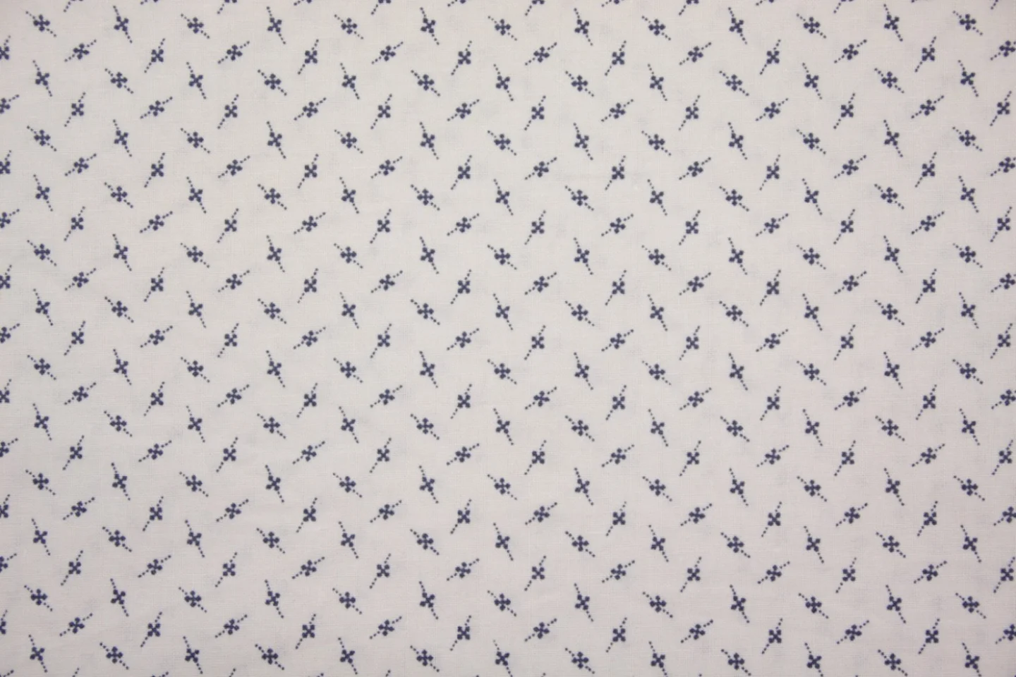 quiltstof-ivoor-blauwe stippellijn met k.