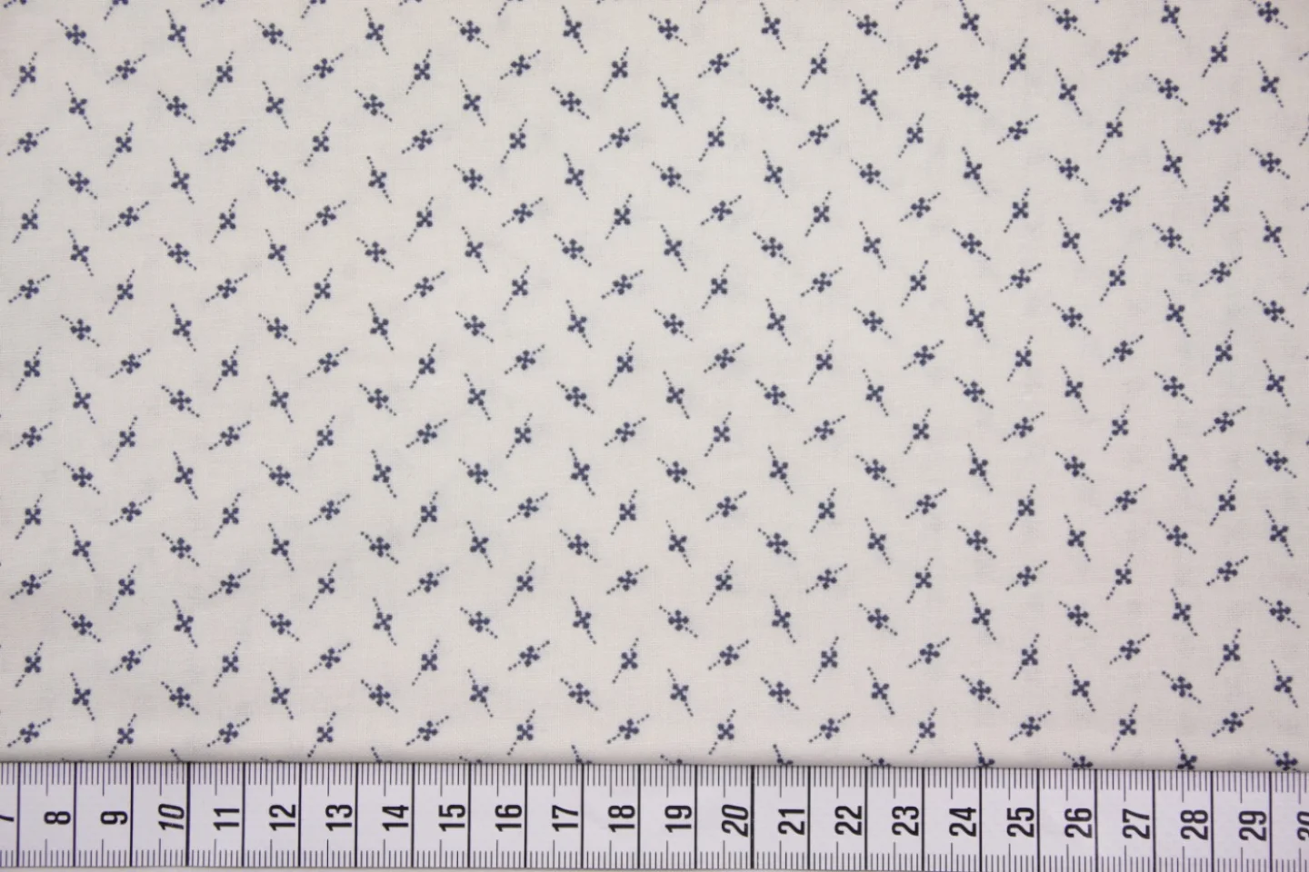 quiltstof-ivoor-blauwe stippellijn met k.