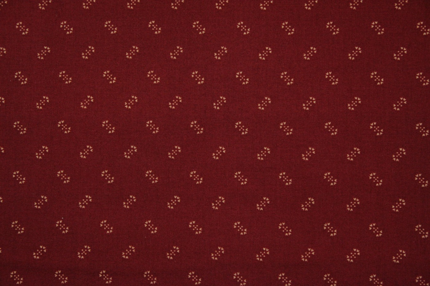 quiltstof-rood-ecru patroon met stippen