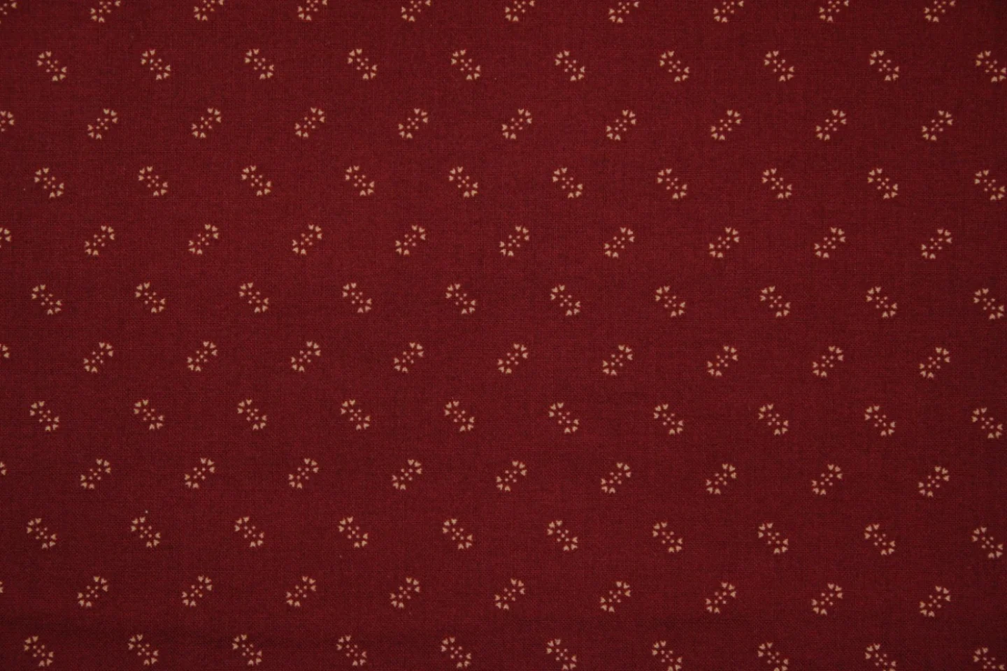 quiltstof-rood-ecru patroon met stippen.