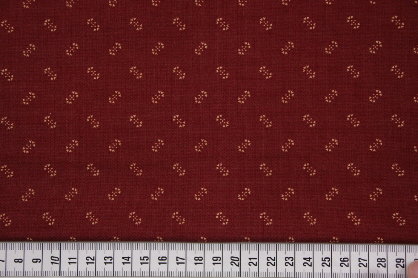 quiltstof-rood-ecru patroon met stippen