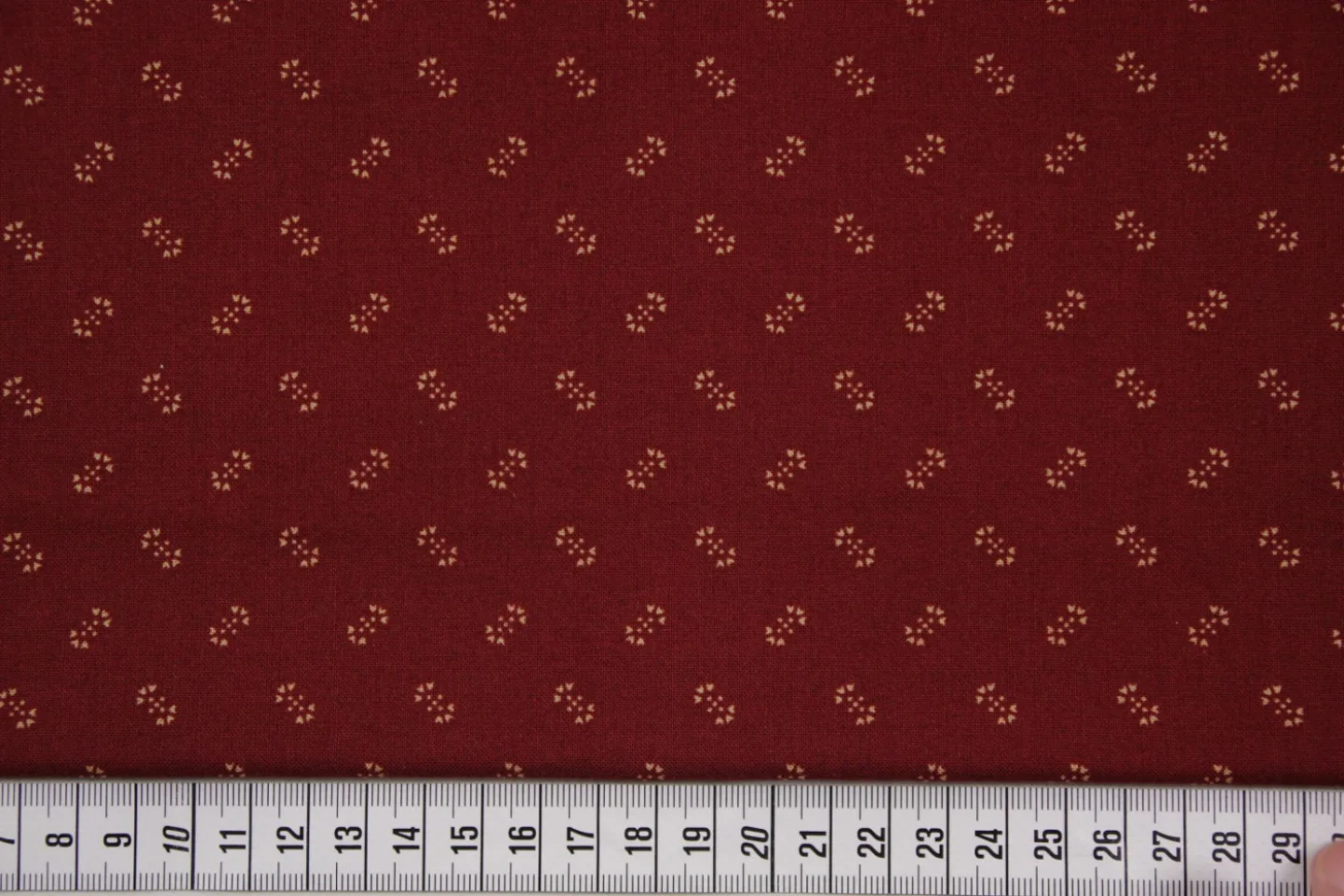 quiltstof-rood-ecru patroon met stippen.