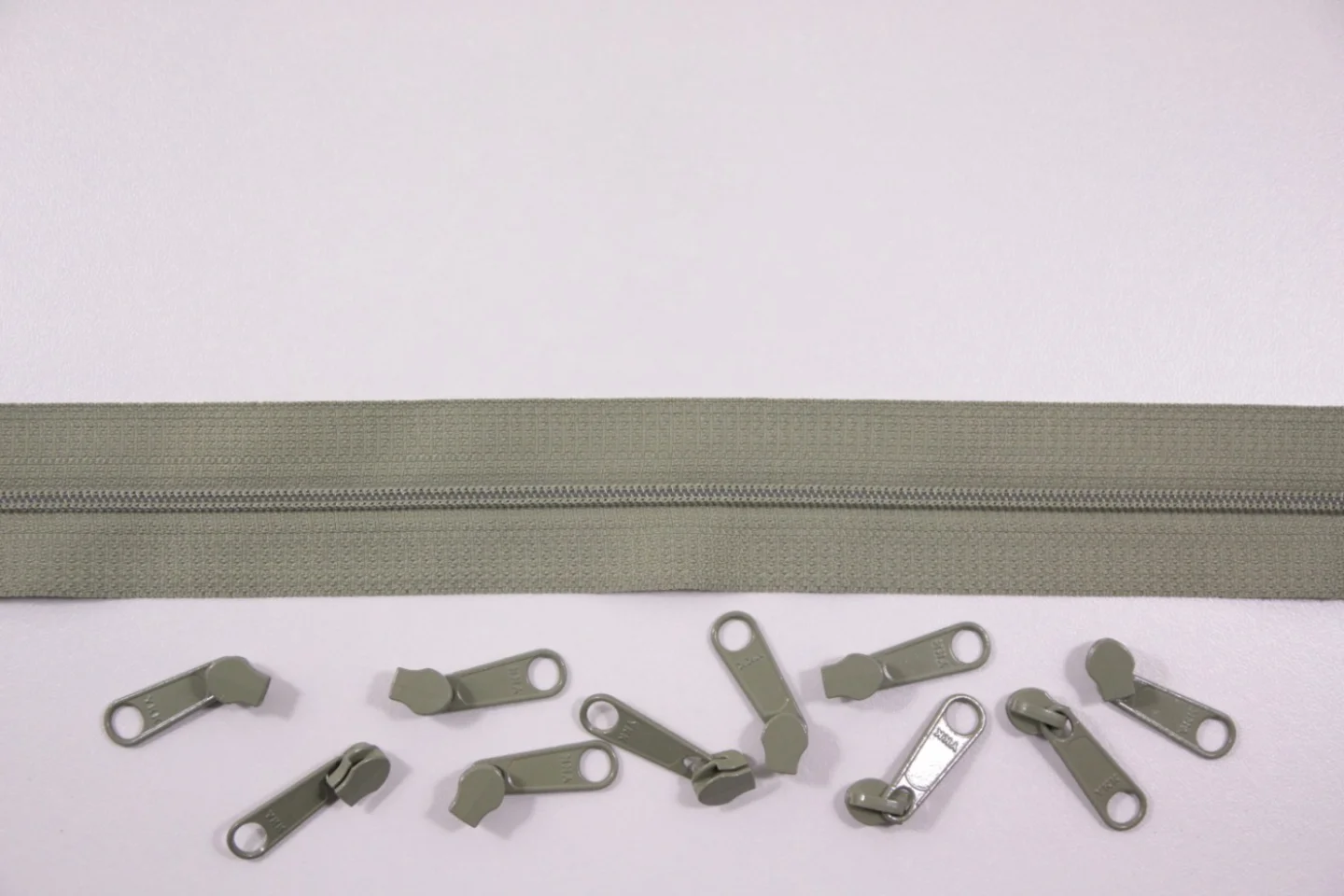 Rits-antiekgroen-2 meter lang-10 zippers.